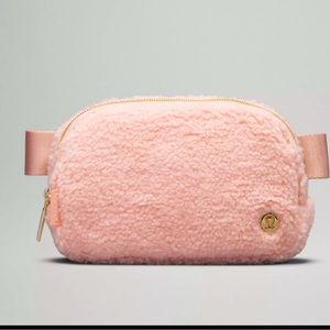 Lululemon everywhere belt bag. Perfect for Valentine’s Day